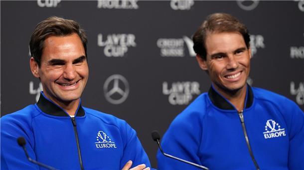 Federers Tipp an Nadal: Irgendwann Entscheidung treffen Roger Federer (l) wünscht sich, dass Rafael Nadal noch eine weitere Saison spielt.