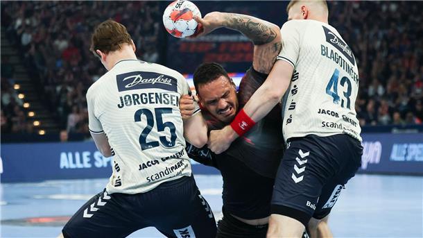 Flensburg im European-League-Finale gegen Montpellier Rogerio Moraes (M) wird von den Flensburgern Lukas Jörgensen (l) und Blaz Blagotinsek am Wurf gehindert.