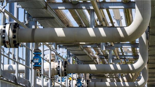 Industrie fürchtet verschärfte Lage durch EU-Gaspreisdeckel Rohre verlaufen durch die Anlage des Gasspeichers Wolfersberg, östlich von München. Die Europäische Union hat sich am Montag auf einen EU-weiten Gaspreisdeckel geeinigt.