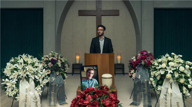 Anklage aus dem Grab: neue Staffel „Die Macht der Kränkung“ Roko (Mohamed Achour) hält auf Davids Trauerfeier eine sehr berührende und persönliche Rede.