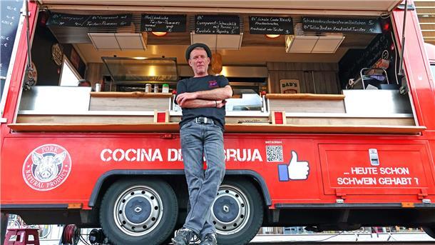 Streetfood im Foodtruck 84 Grad des Hamburger Unternehmers Roland Schmidt in der Corona-Krise.