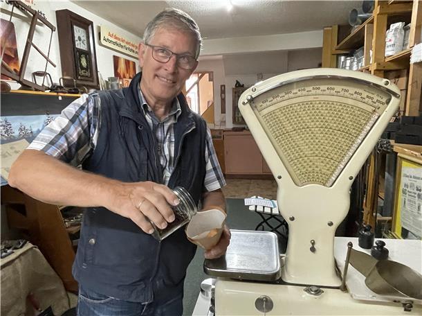 Rolf Kloppenburg vom Förderverein freut sich auf hoffentlich viele Gäste, die dem Historischen Kaufhaus anlässlich des Tages des offenen Denkmals einen Besuch abstatten. Es darf auch gewogen werden wie zu Großvaters Zeiten.