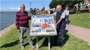 Rolf Sondermann (links) und Gerhard Bruns haben die große Infotafel im Fedderwardersieler Hafen auf Vordermann gebracht und aktualisiert.