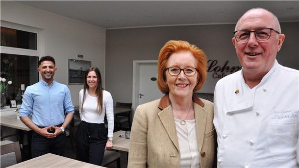 Rolf und Karin Schürmann (vorne) ziehen sich nach 43 Jahren zurück. Hamza Atilgan und Katja Saalbach übernehmen Café Lohmann zum 1. Mai.
