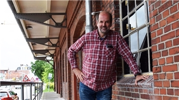Rolf Wilkens, Vorsitzender des Theaters Fatale, freut sich über das Ergebnis. Der Güterschuppen, seit 2007 die Spielstätte des Vereins, ist umfangreich saniert worden.