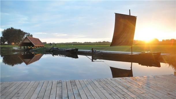 Romantischer Sonnenuntergang am Torfschiffhafen an der Kreuzkuhle.