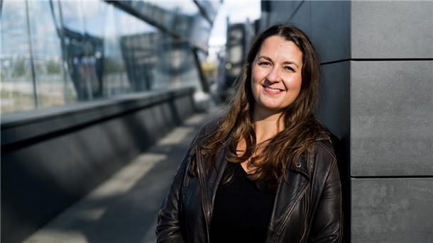 Romy Fölck vor einem Brückenpfeiler