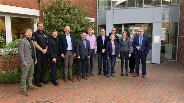 Ronald Holst und Volker Meyer (Stadtwerke Rotenburg), Gert Kallmeyer und Jürgen Raker (EWE Netz GmH), Johannes Schlemmermeyer (Avacon Netz GmbH), Philipp Heyhusen (Stadtwerke Zeven), Knut Nagel (Polizei Rotenburg), Landrat Marco Prietz, Dezernentin Heike von Ostrowski sowie Eckhard Bruns, Annika Ohlhoff und Denise Ahrens vom Landkreis Rotenburg (Wümme). Auf dem Bild fehlt Gerhard Kahrs (Bürgermeister Samtgemeinde Selsingen), der als Vertreter der Hauptverwaltungsbeamten im Landkreis an den gemeinsamen Gesprächen teilnimmt.