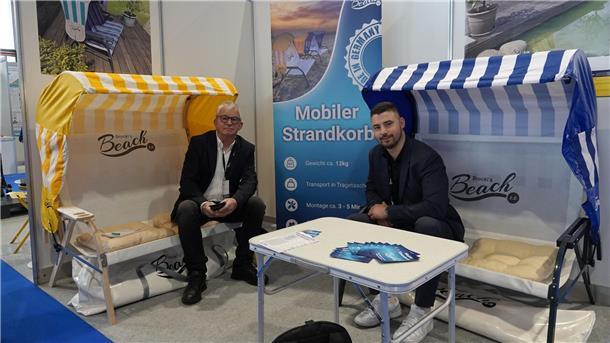 Genfer Erfindersalon: Mobiler Strandkorb und andere Ideen Ronald (l) und Robin Brockmann präsentieren in Genf ihre mobilen Strandkörbe.