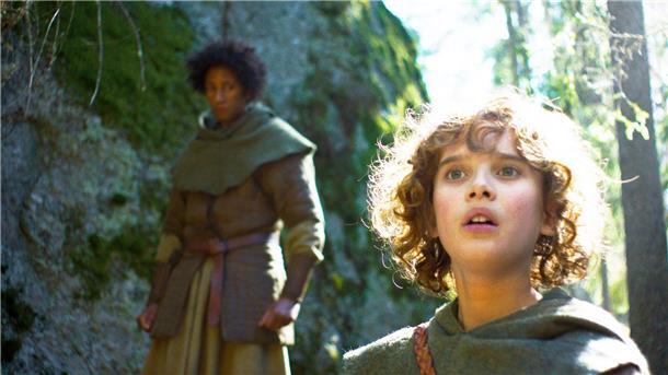 Neue „Ronja Räubertochter“ mit zweiter Staffel zurück Ronja (Kerstin Linden) lässt sich von dem Bandenmitglied Tjegge (Lancelot Ncube) an eine entlegene Stelle im Wald locken .