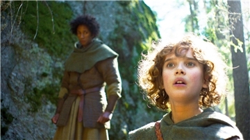 Ronja (Kerstin Linden) lässt sich von dem Bandenmitglied Tjegge (Lancelot Ncube) an eine entlegene Stelle im Wald locken .