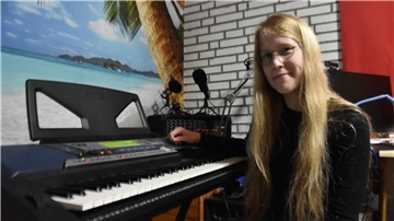 Ronja Spitzmacher an ihrem Keyboard in ihrem Zimmer.