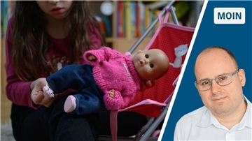 Ein Mädchen spielt mit einer Puppe in rosa Kleidung