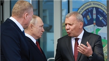 Roscosmos-Chef Juri Borissow (r) und Russlands Präsident Wladimir Putin (M).