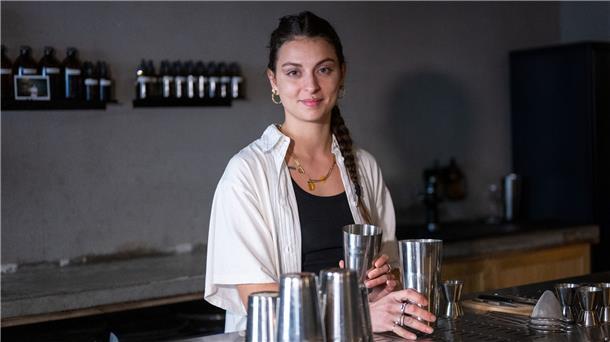 Pariserin mixt Drinks in der „Neuen Bar des Jahres 2023“ Rose-Manon Baux steht in der Neuköllner Bar „Wax On“ hinter dem Tresen.