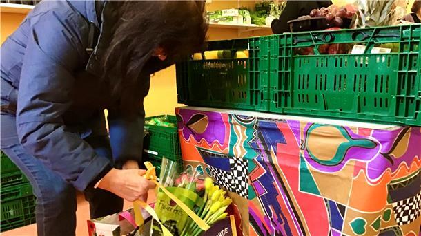 Rosi, 69, Witwe, Rentnerin. Die gelernte Friseurin hält sich seit langem mit Mini-Jobs und Sozialhilfe über Wasser, ohne die „Tafel“ geht’s nicht. Rosi zählt zu hunderten Frauen im Rentenalter in Bremerhaven, denen es ähnlich geht.