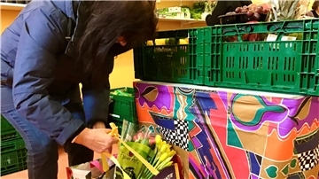 Rosi, 69, Witwe, Rentnerin. Die gelernte Friseurin hält sich seit langem mit Mini-Jobs und Sozialhilfe über Wasser, ohne die „Tafel“ geht’s nicht. Rosi zählt zu hunderten Frauen im Rentenalter in Bremerhaven, denen es ähnlich geht.