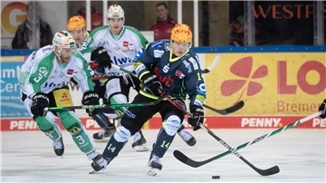 Eishockeyspieler Ross Mauermann in Aktion.