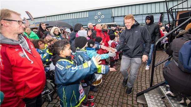 Sechs Spieler verlassen die Fischtown Pinguins - der Abschied in Bildern Ross Mauermann stürmt die Bühne.