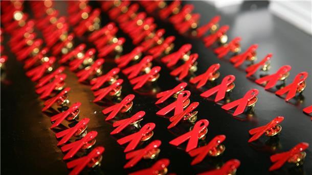 Rote Schleifen stehen für den Kampf gegen HIV - in vielen Ländern werden gefährdete Gruppen jedoch unterdrückt. (Archivbild)