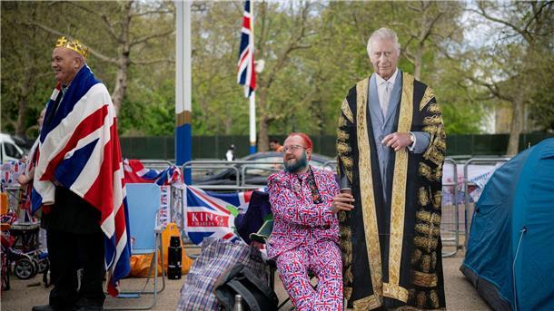 König Charles führt Royals in ungewisse Zukunft Royale Enthusiasten auf der Mall, einem Teil der königlichen Prozessionsroute.