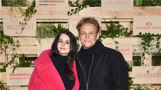 Ein bisschen wie Zirkus: Feiern auf der Berlinale Ruby O. Fee und Matthias Schweighöfer feiern bei der Medienboard-Party am Holzmarkt.