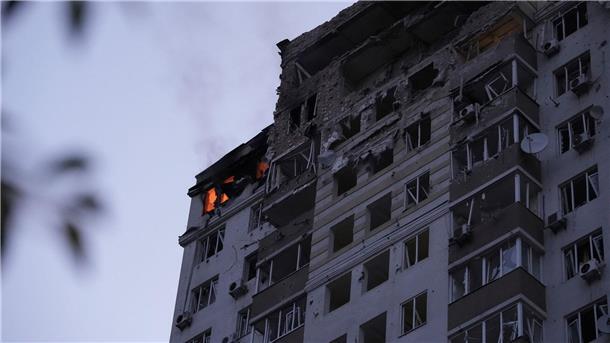 Ruch steigt aus einem mehrstöckiges Wohnhaus in Kiew, das bei einem russischen Angriff beschädigt wurde.