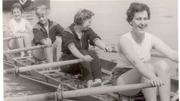 So wurde in der Wesermarsch früher Wassersport betrieben Vier Frauen in einem Ruderboot