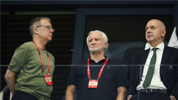 Rudi Völler (M.) kennt die Gefahren, die in den WM-Playoffs lauern.