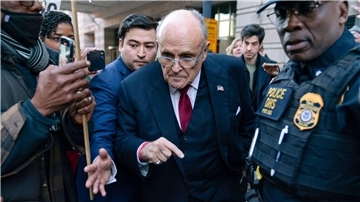 Rudy Giuliani verlässt das Bundesgericht in Washington.