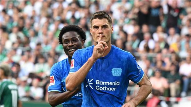 Ruhe, bitte: Leverkusens Torjäger Patrik Schick nach seinem Elfmetertor in Bremen.