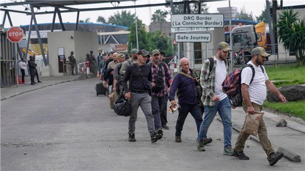 Vereinzelter Widerstand in Goma hält an - Kliniken überfüllt Rumänische Söldner werden am Grenzübergang Gisenyi zwischen Kongo und Ruanda freigelassen.