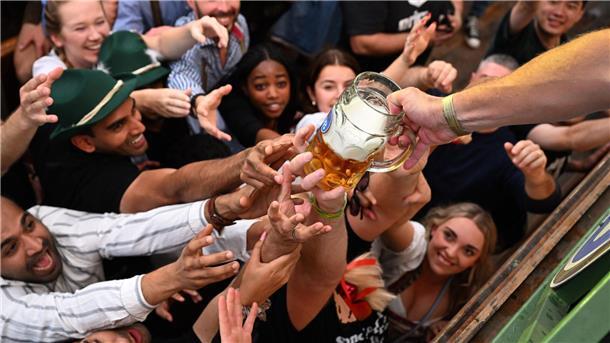Söder lobt in Lederhose: Wiesn „einfach besser“ als Berlin Run auf die Bierkrüge.