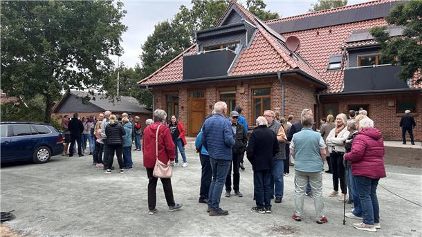 „Alte Schule“ in Augustendorf kernsaniert Rund 100 Bürgerinnen und Bürger nutzten die Gelegenheit, sich über das sanierte Gebäude zu informieren.