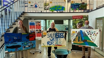 Rund 100 Kinder und Jugendliche haben unter dem Motto „Sauberes Wasser für alle“ auf Initiative des Kinderhilfswerk terre des hommes farbenfrohe Banner gestaltet. Maja Tönjes vom Museum Kaskade (links) zeigt mit Regina und Daniel Hewer von der Ortsgruppe Delmenhorst-Ganderkesee Ausstellungsstücke, die im ältesten Speicherpumpwerk des OOWV zu sehen sind.