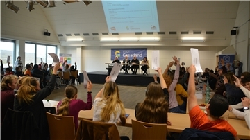 Kinder in einem Saal üben Politik, Debatte