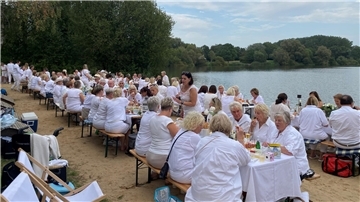Rund 100 Teilnehmer waren am Freitagabend beim White Dinner am Vörder See dabei.