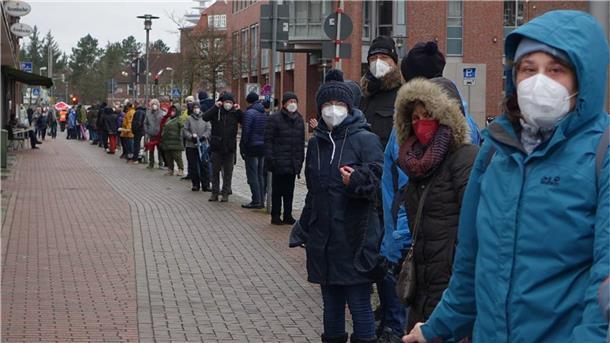 Rund 1000 Personen haben nach Polizeiangaben am Sonnabend in Cuxhaven Niedersachsens längste Menschenkette gebildet, um für Respekt und Menschenwürde zu demonstrieren.