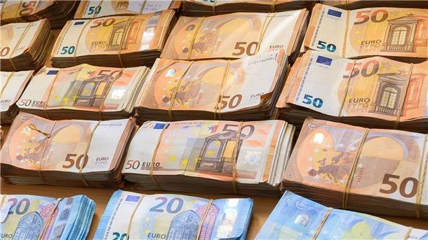 100.000 Geldwäsche-Verdachtsmeldungen liegengeblieben Rund 100.000 Geldwäsche-Verdachtsmeldungen wurden bei der FIU noch nicht bearbeitet.
