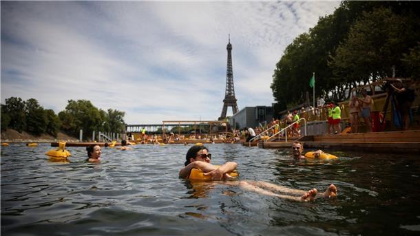 100.000 Menschen sind in Paris in die Seine gesprungen Rund 100.000 Menschen haben die neuen Freibäder in der Seine in Paris genutzt (Archivbild).