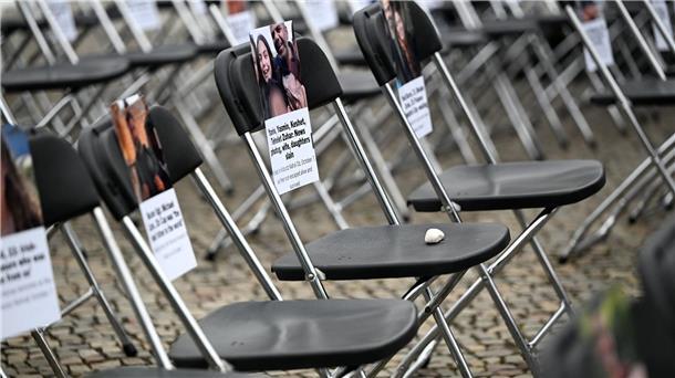 Brandenburger Tor zum Gedenken an 7. Oktober angestrahlt Rund 1.100 Stühle wurden vor Wahrzeichen aufgestellt.
