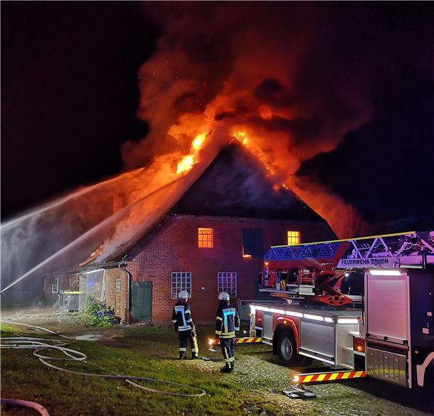 Großbrand zerstört Bauernhaus in Granstedt: Über 120 Einsatzkräfte im Einsatz Rund 120 Einsatzlräfte kämpften stundenlang gegen die Flammen.
