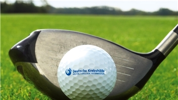Ein Golfschläger mit Golfball und der Aufschrift Deutsche Krebshilfe. 