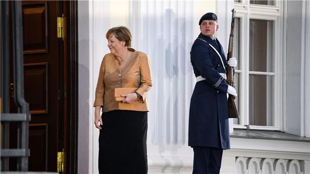 Jubelrufe und Fähnchen: Charles und Camilla in Berlin Rund 130 Gästen sind zum Staatsbankett auf Schloss Bellevue geladen. Darunter auch Altkanzlerin Angela Merkel.