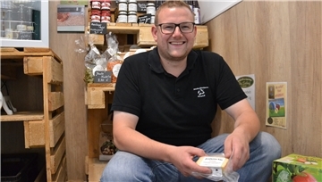Rund 15 000 Liter Milch lässt Hendrik Brinkmann im Jahr zu Käse verarbeiten. Den vertreibt er in drei Geschmacksrichtungen neben andere regionalen Produkten in einem kleinen Hofladen in Meinstedt. 