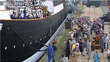 Rund 150 Komparsen aus Cuxhaven kamen zum Einsatz, als im Hafen Szenen für das Fernsehdrama "Der Untergang der Pamir" gedreht wurden. Die Viermastbark "Sedov" verwandelte sich dabei in die "Pamir".