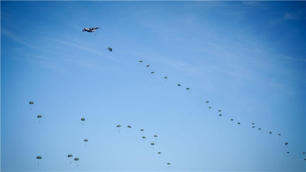 Rund 1500 Fallschirmjäger nehmen an der „Swift Response“-Übung von der Nato teil.
