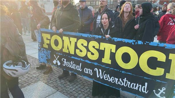 Rund 1.500 Menschen demonstrieren gegen Rechtsextremismus in Nordenham