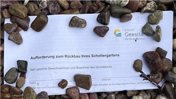 Rund 20 dieser Briefe hat die Stadt Geestland bereits verteilt. Darin fordert die Verwaltung die Betroffenen zum Rückbau ihrer Schottergärten auf - mit einer Frist von sechs Monaten.