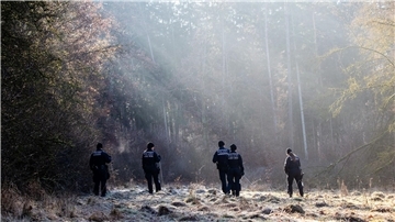 Rund 200 Einsatzkräfte der Polizei, Feuerwehr und des Technischen Hilfswerks beteiligten sich an der Suche nach einer Zweijährigen, die im im baden-württembergischen Landkreis Sigmaringen vermisst wird.